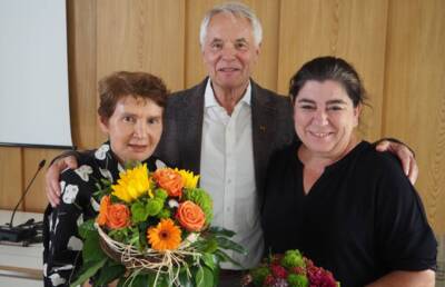 Die Künstlerin Renate Gabler-Mayer mit ihrem Ehemann und der Kulturamtsleitung Sandra Hartl.