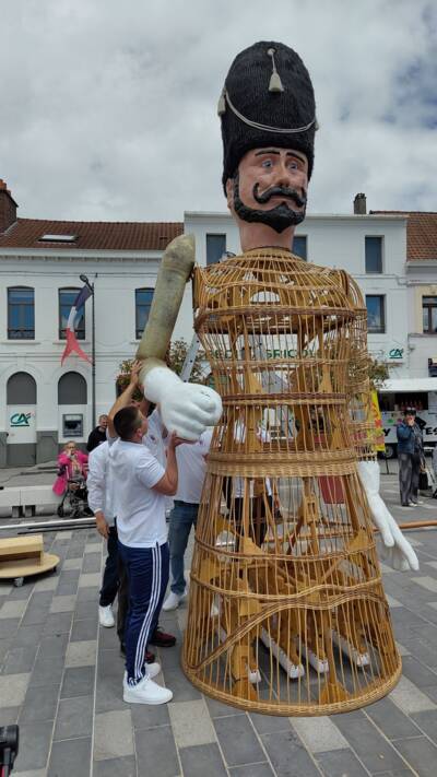 Mitglieder der „Confrérie de Kopierre“ setzen die mehr als sechs Meter hohe Riesenfigur 
aus Holz, Weide und Pappmaché sorgfältig zusammen.