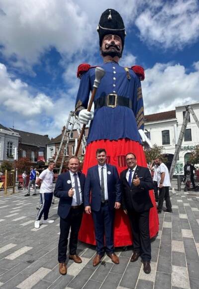 Bobingens Bürgermeister Klaus Förster, Aniches Stadtoberhaupt Xavier Bartoszek und Amtskollege Jaromír Dvorák aus Nový Bor/Tschechien 2024 in Aniche nach dem Aufbau des Giganten Kopierre, der den diesjährigen Umzug zur Volksfesteröffnung begleitet. 