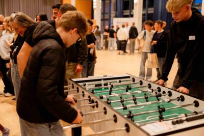 Volle Singoldhalle bei der Azubi-Night Bobingen 2026: Über 350 Jugendliche nutzten die Gelegenheit, bei Spiel und Spaß direkt mit den Bobinger Betrieben ins Gespräch zu kommen. 